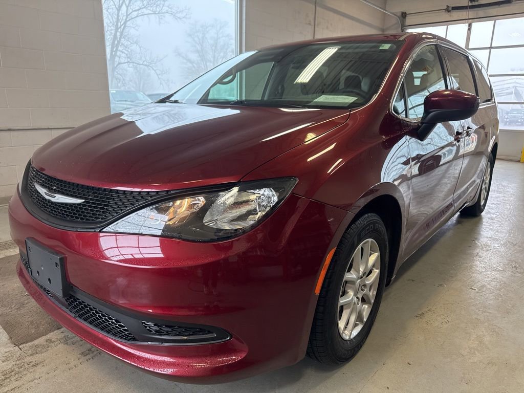 Used 2023 Chrysler Voyager LX image 7