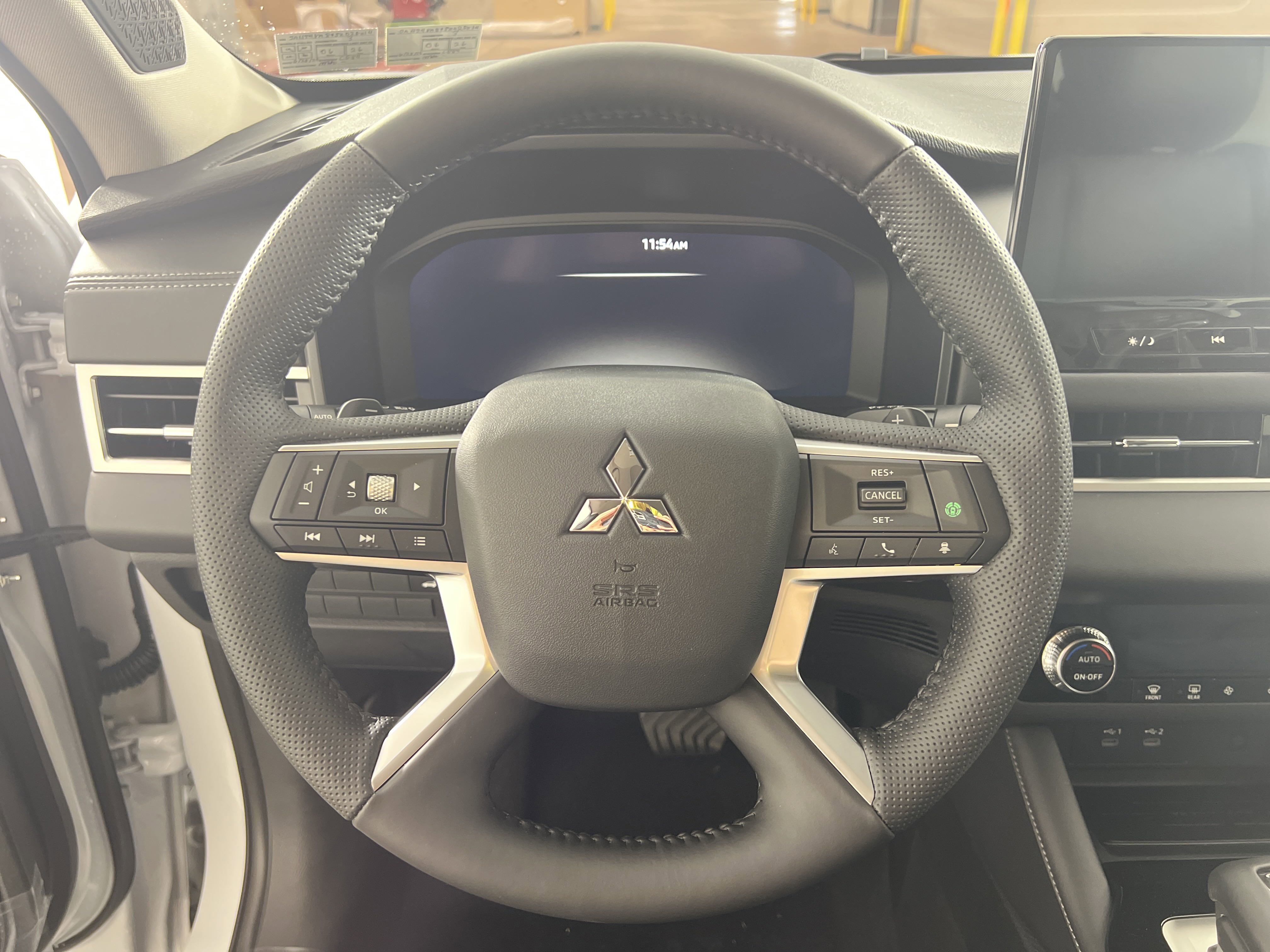 New 2025 Mitsubishi Outlander SE image 17