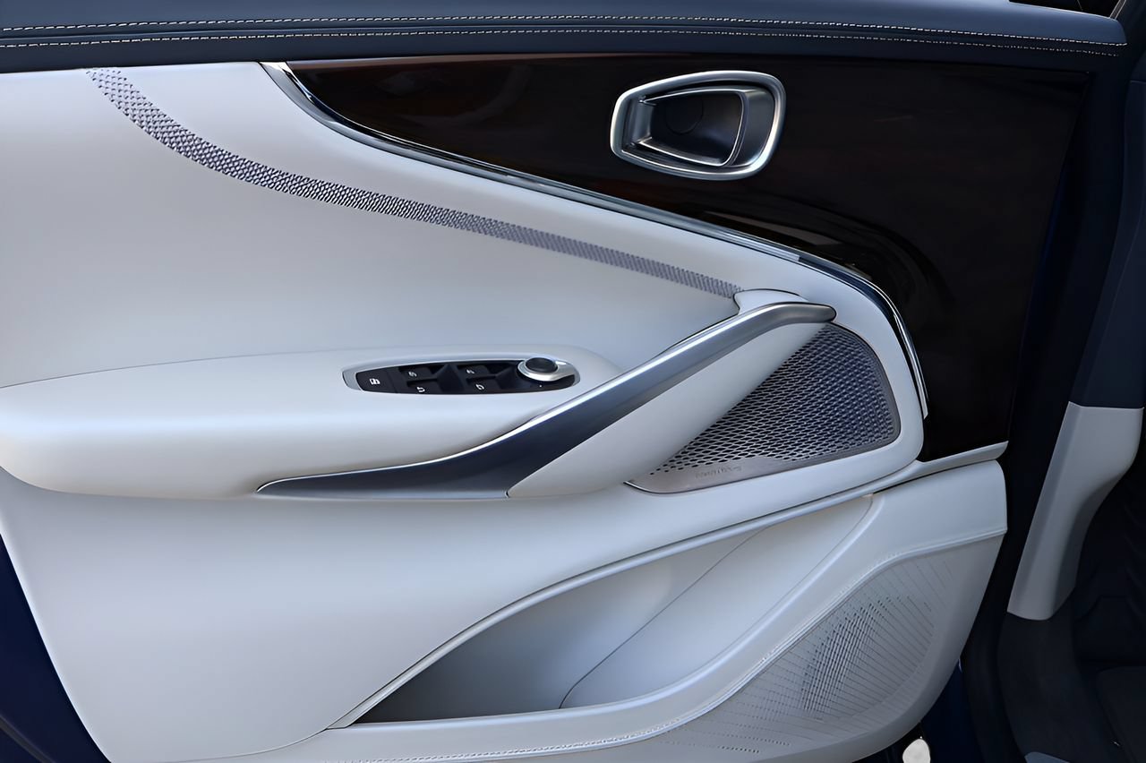 Used 2025 Aston Martin DBX 707 AWD/4WD image 9