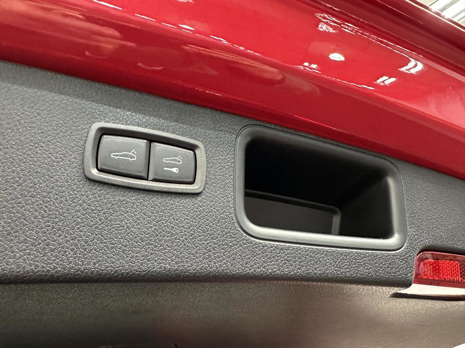 Certified 2025 Porsche Macan image 37