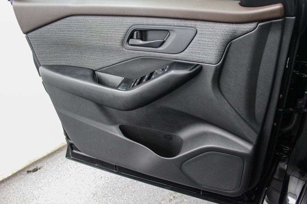 Used 2023 Nissan Rogue S AWD/4WD image 13