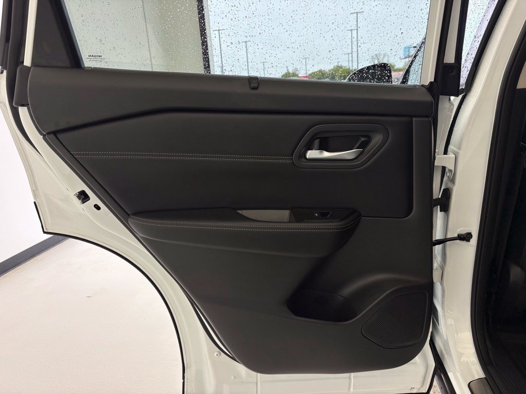 Used 2024 Nissan Rogue SV w/ SV Premium Package FWD image 30