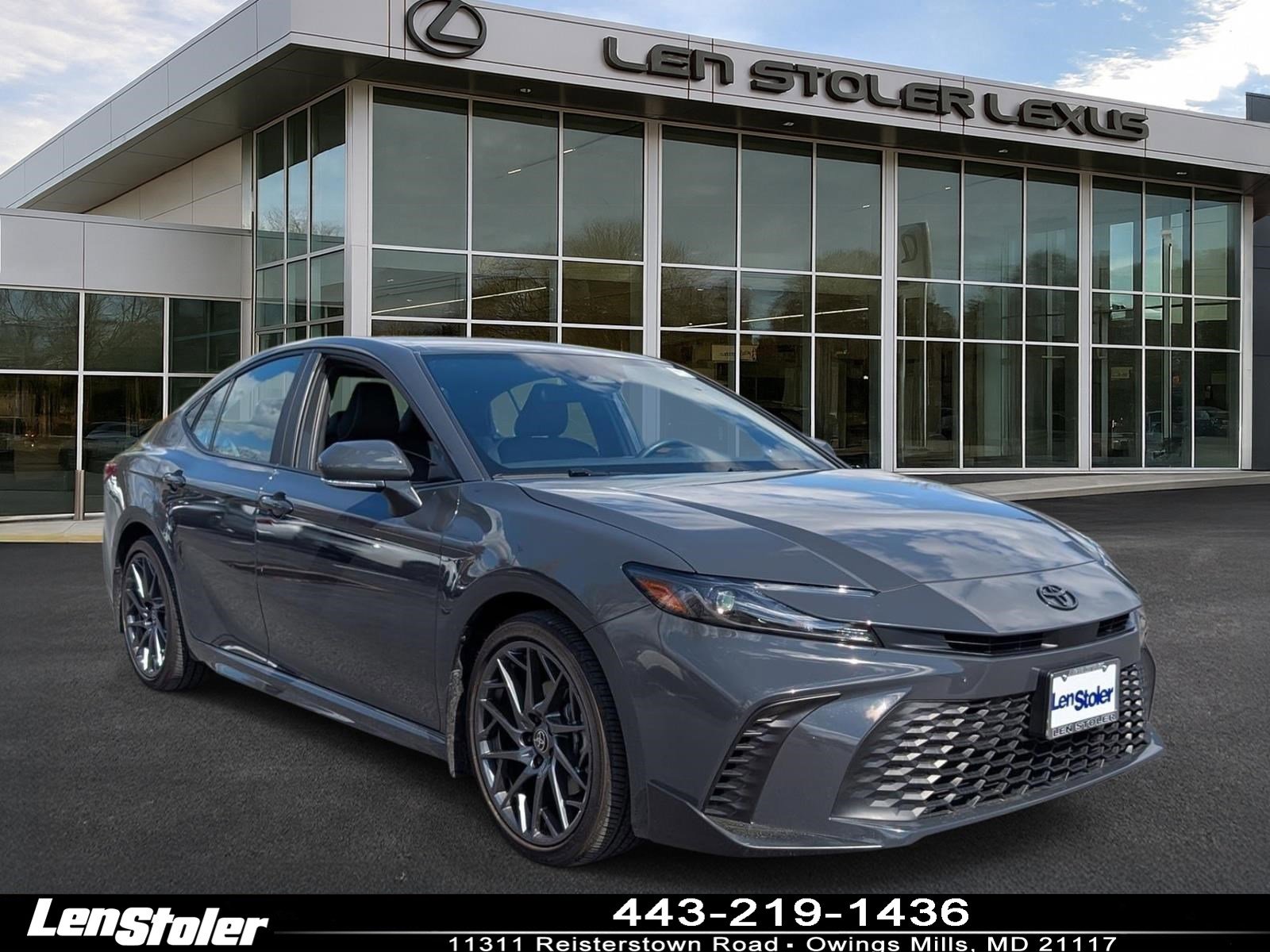 Used 2025 Toyota Camry SE image 1