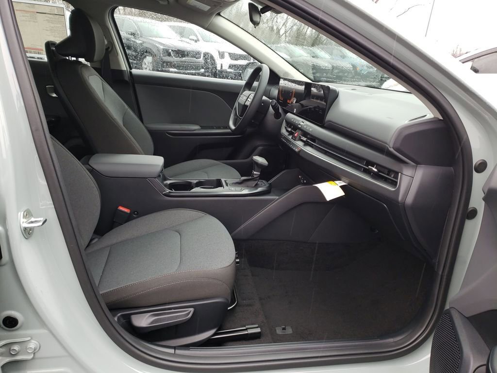 New 2025 Kia K4 LXS image 17
