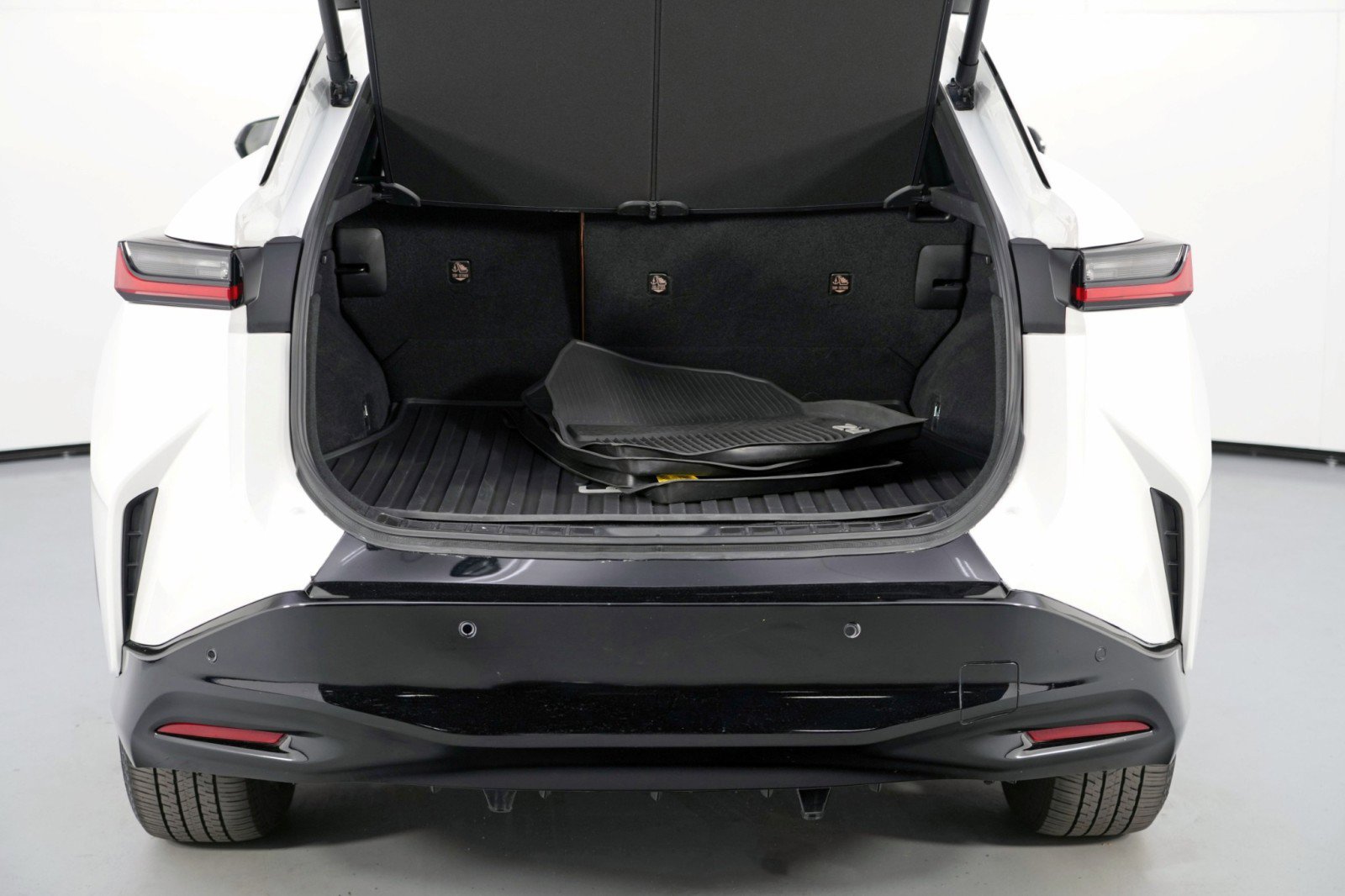 Used 2023 Lexus RZ 450e Premium w/ Accessory Package (2T) image 9