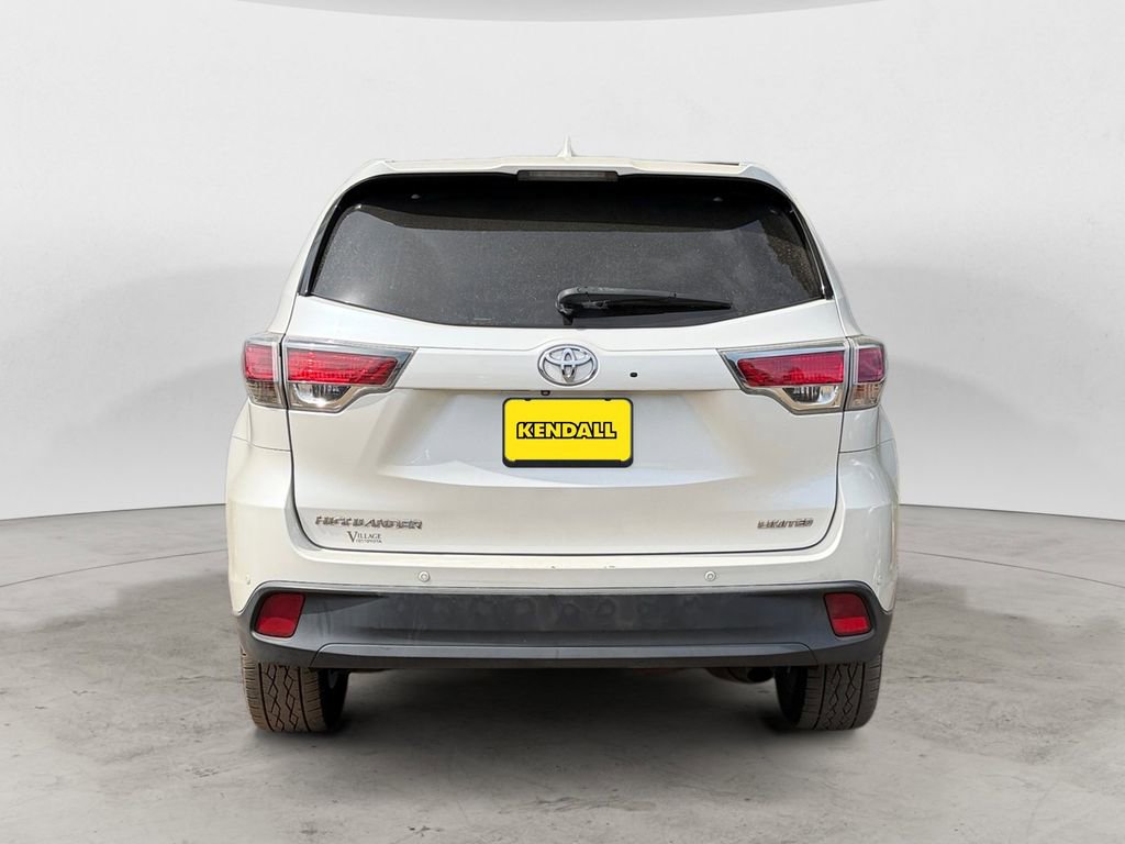 Used 2015 Toyota Highlander Limited w/ Driver Technology Package FWD image 4