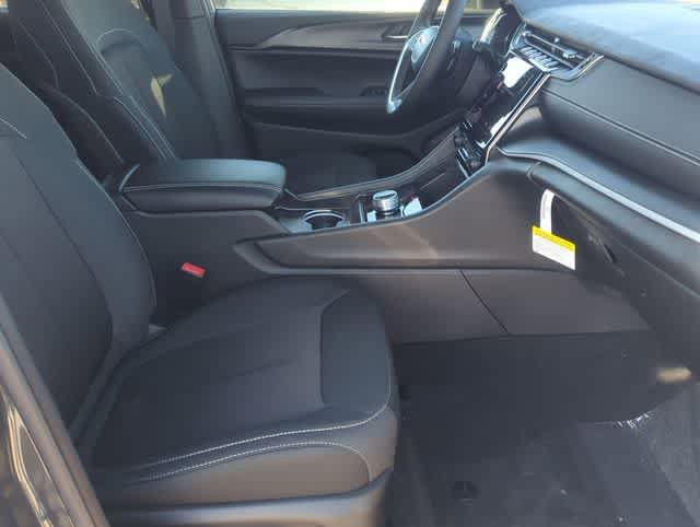 Used 2025 Jeep Grand Cherokee Laredo AWD/4WD image 21