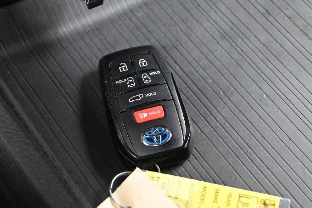 Used 2025 Toyota Sienna XLE Woodland Edition AWD/4WD image 34