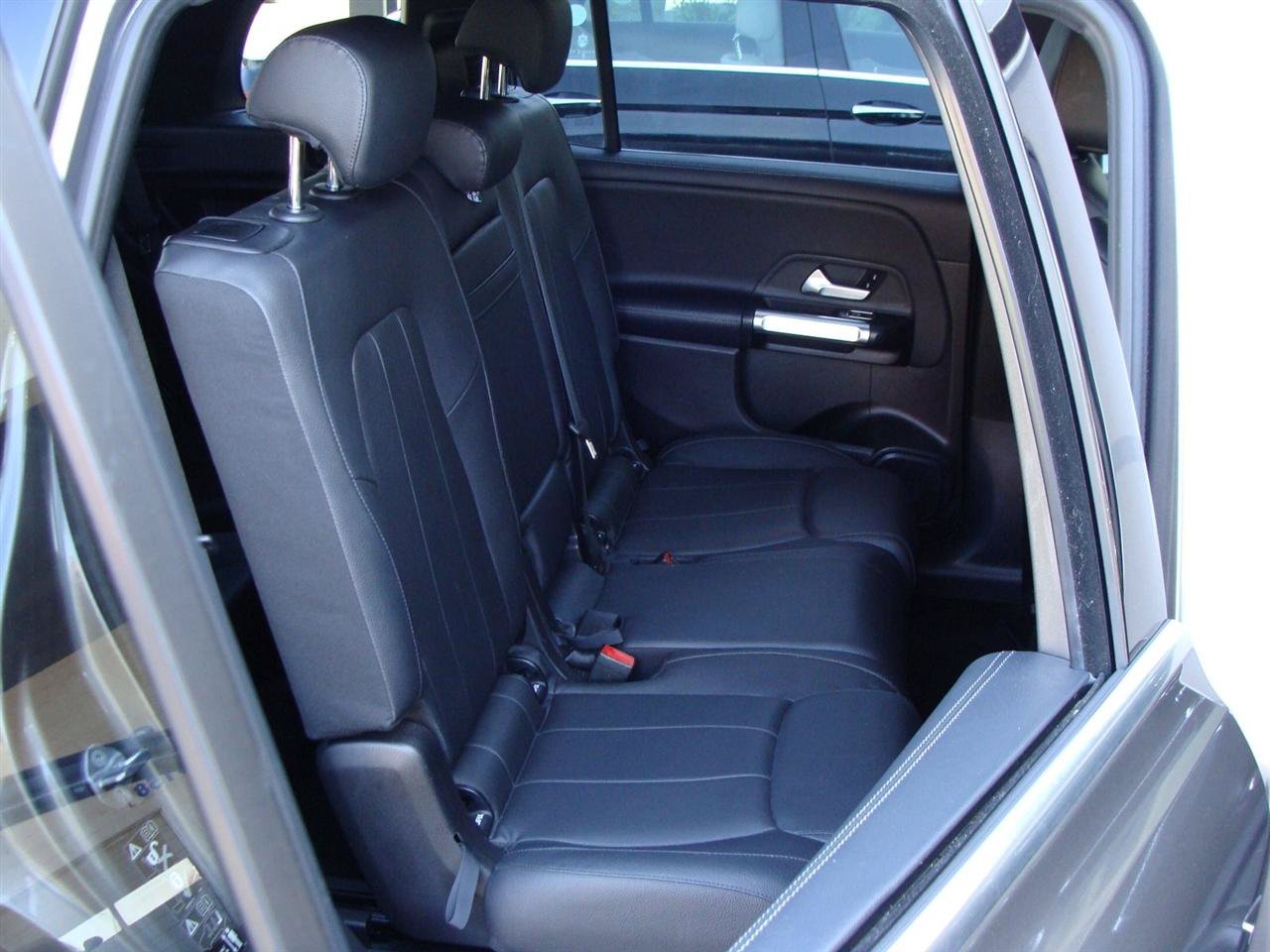 Used 2020 Mercedes-Benz GLB 250 4MATIC w/ Premium Package image 11