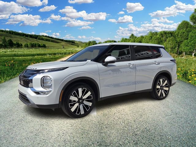 Used 2025 Mitsubishi Outlander SE image 2