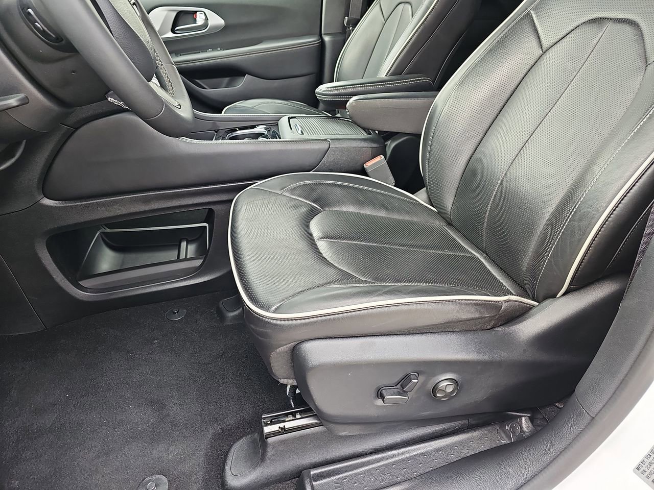 Used 2025 Chrysler Pacifica Limited image 20