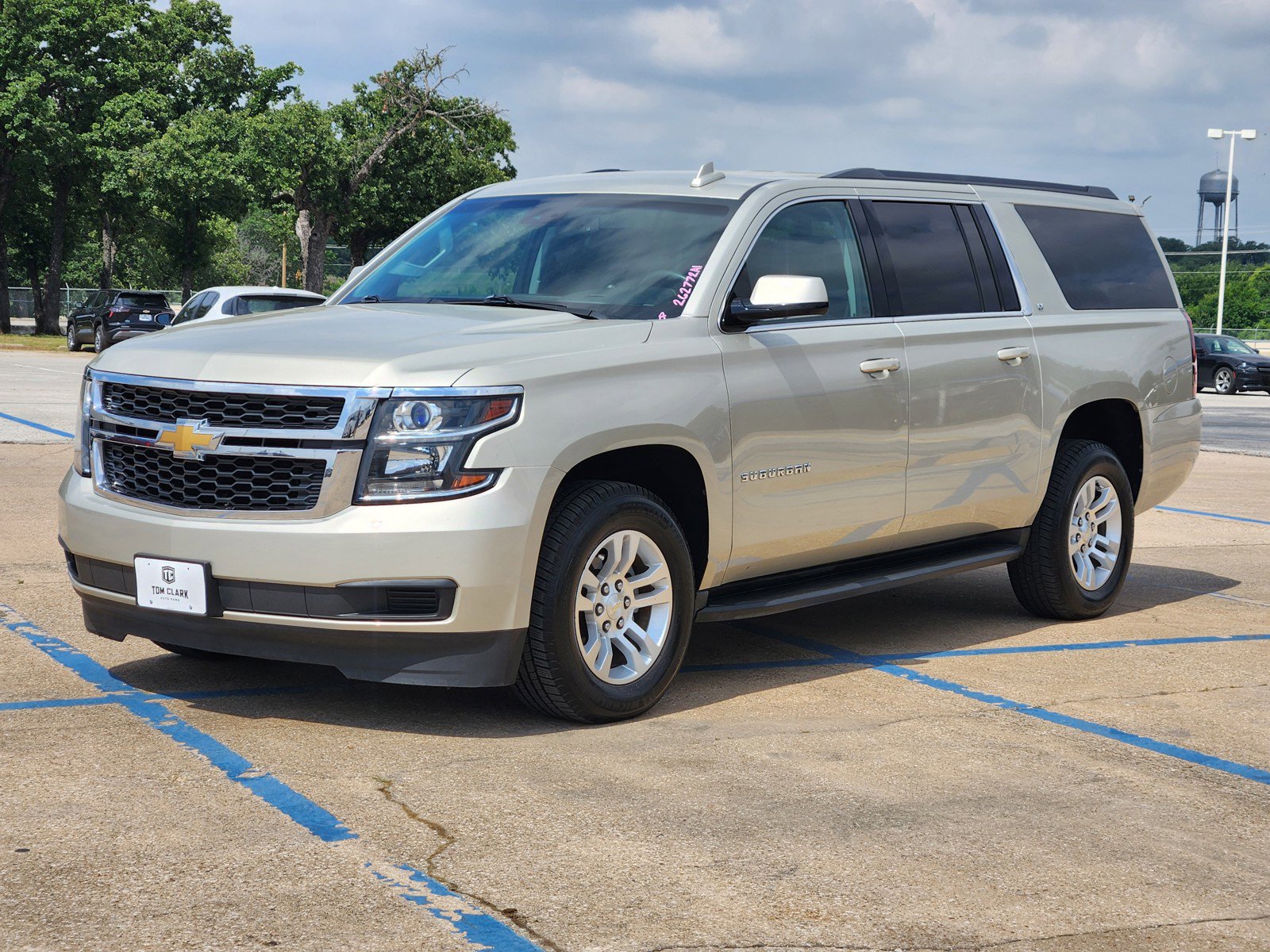 Used 2016 Chevrolet Suburban LT RWD image 2