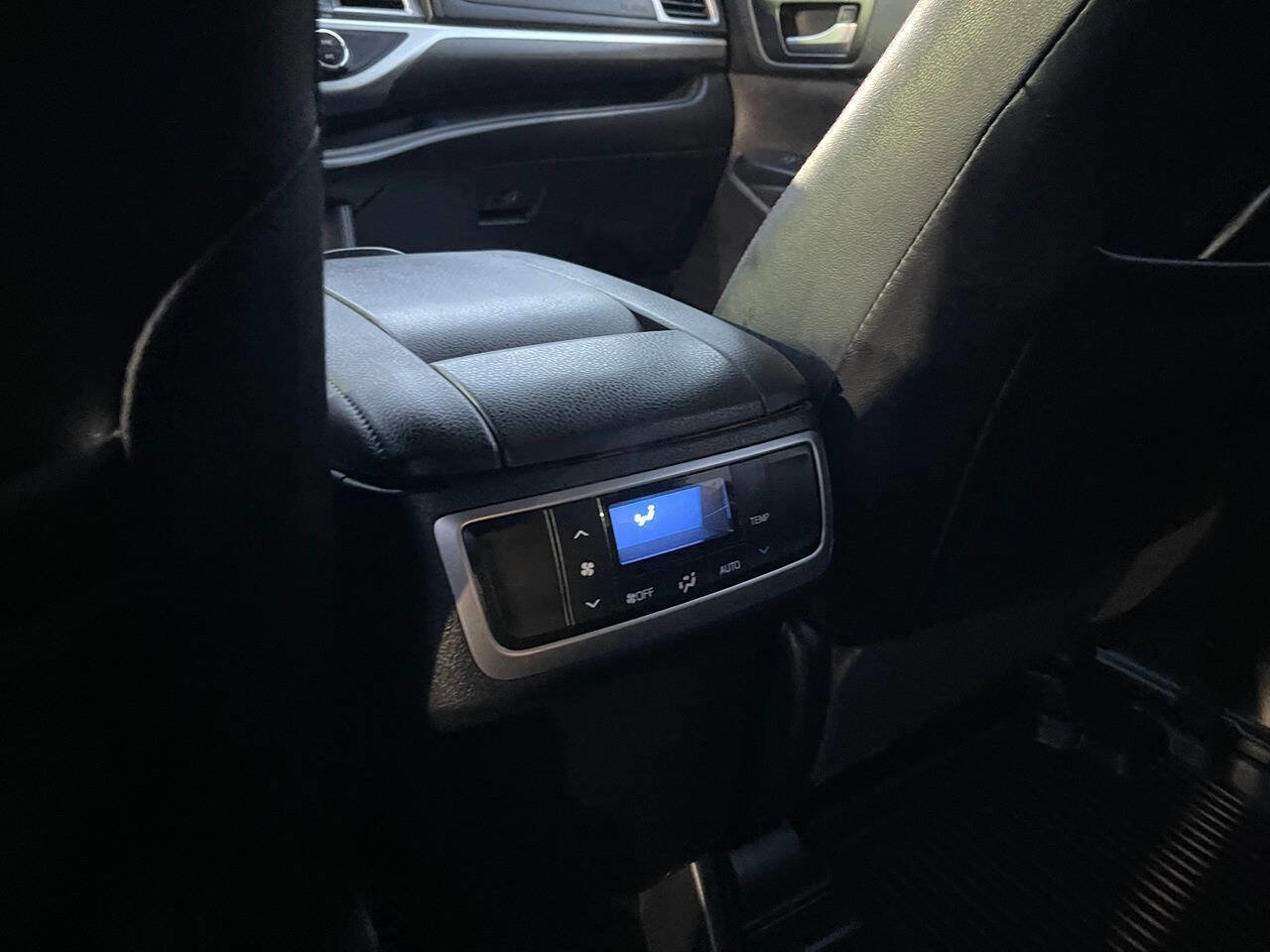 Used 2019 Toyota Highlander SE AWD/4WD image 25