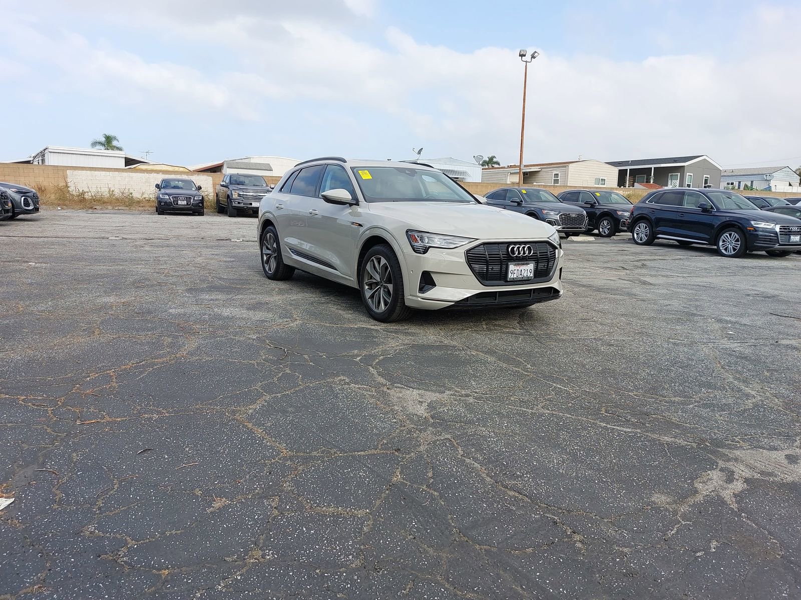 Used 2021 Audi e-tron Premium Plus w/ Premium Plus Package AWD/4WD image 2