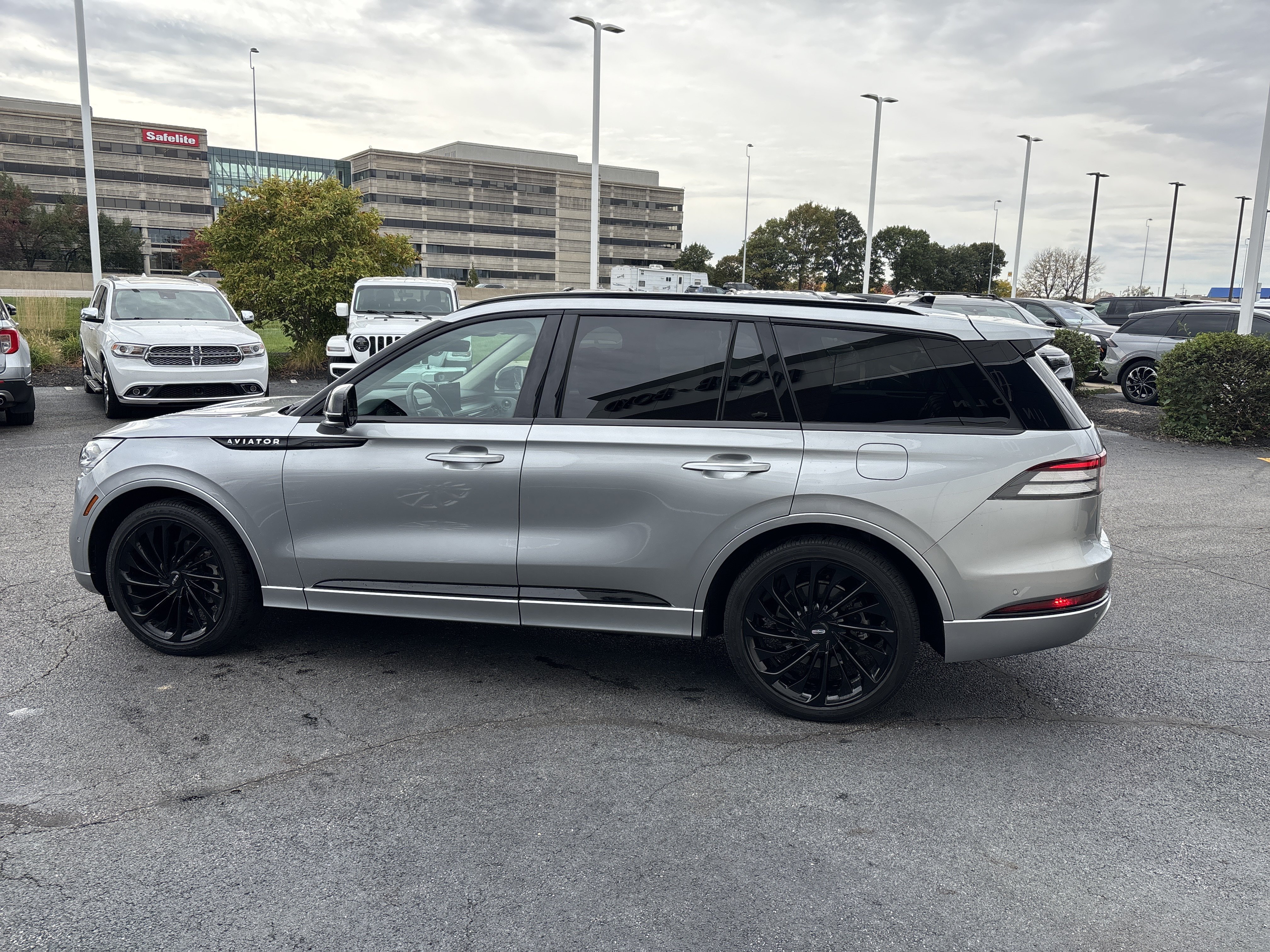 Used 2023 Lincoln Aviator Reserve w/ Equipment Group 201A AWD/4WD image 3