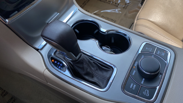Used 2020 Jeep Grand Cherokee Overland AWD/4WD image 19