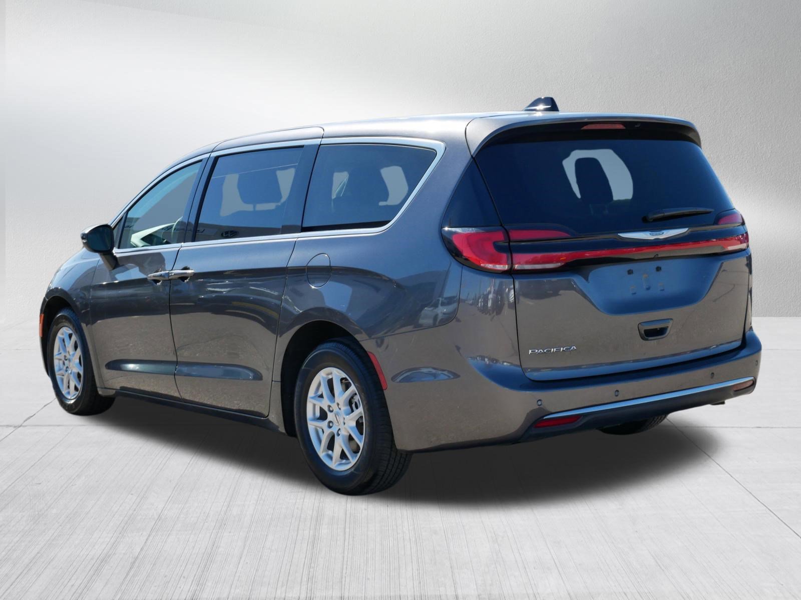 Used 2023 Chrysler Pacifica Touring-L FWD image 5