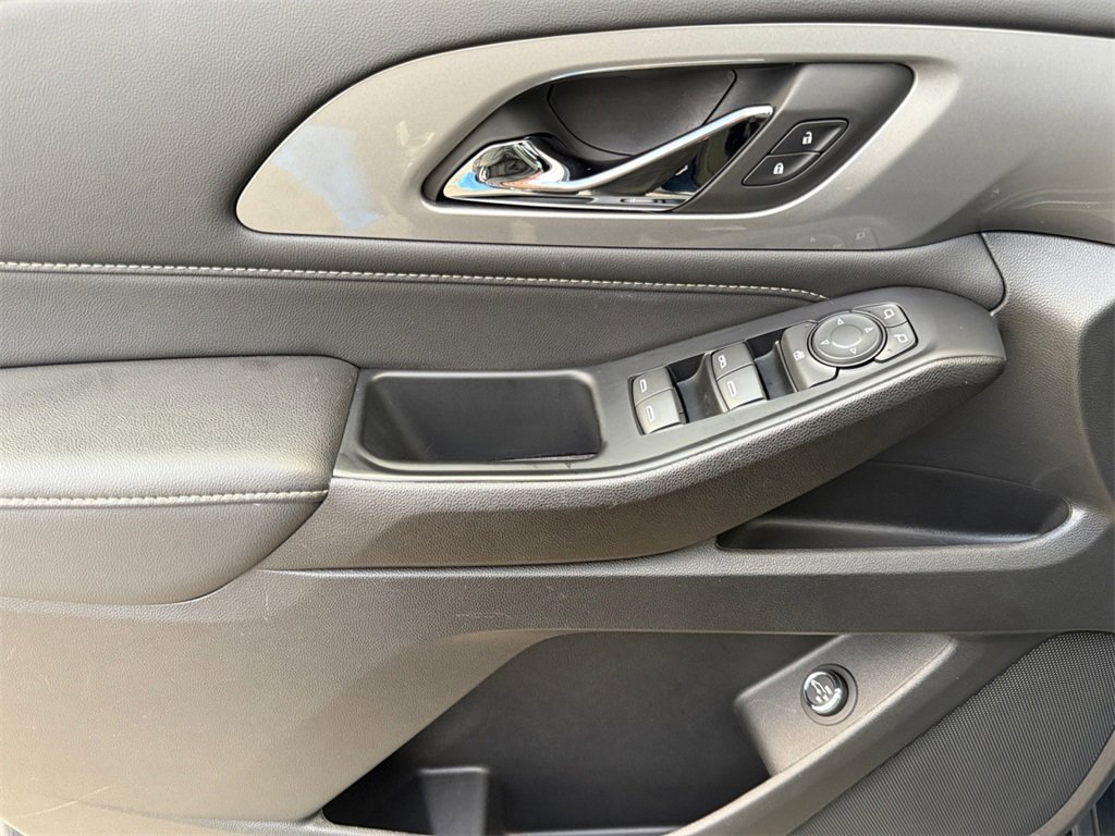 Used 2023 Chevrolet Traverse LT image 11