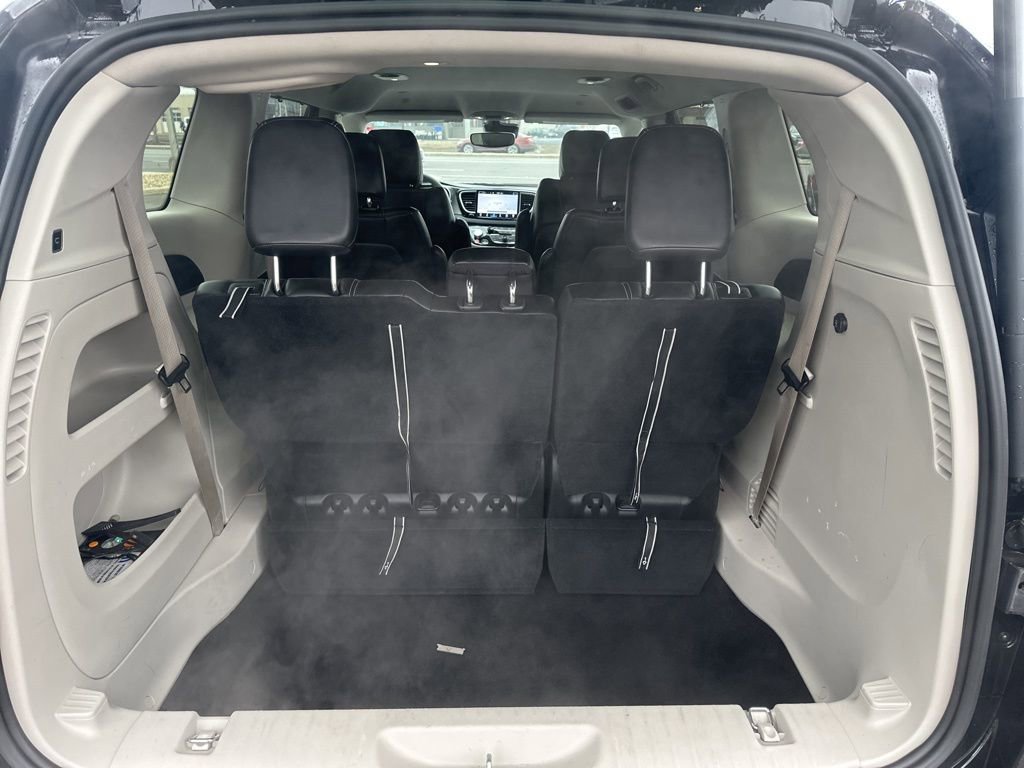 Used 2024 Chrysler Pacifica Touring-L image 27