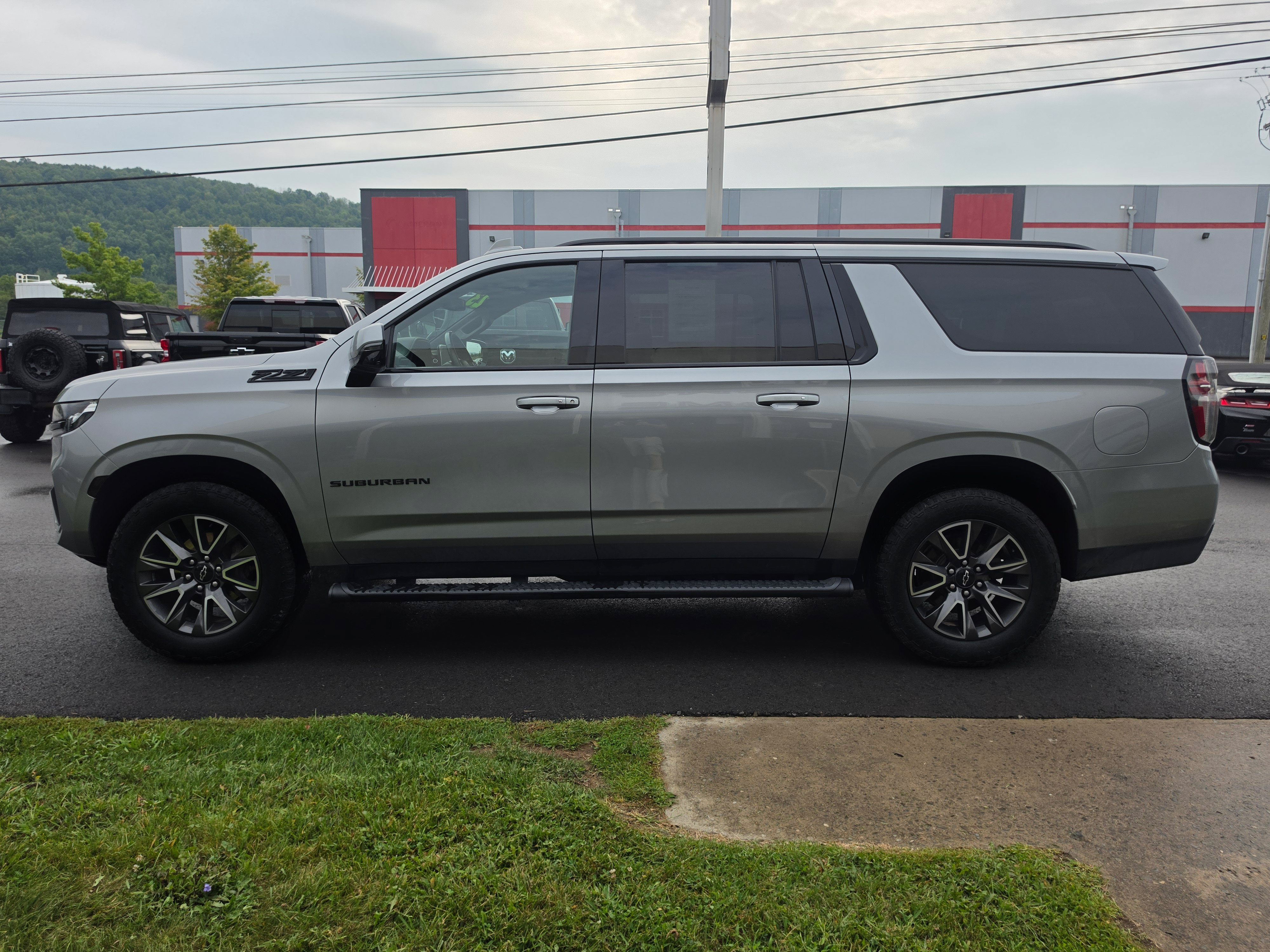Used 2023 Chevrolet Suburban Z71 w/ Luxury Package AWD/4WD image 6