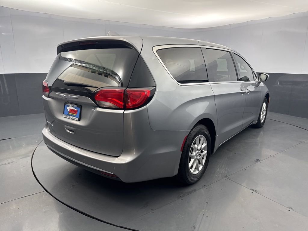 Used 2020 Chrysler Pacifica Touring image 5