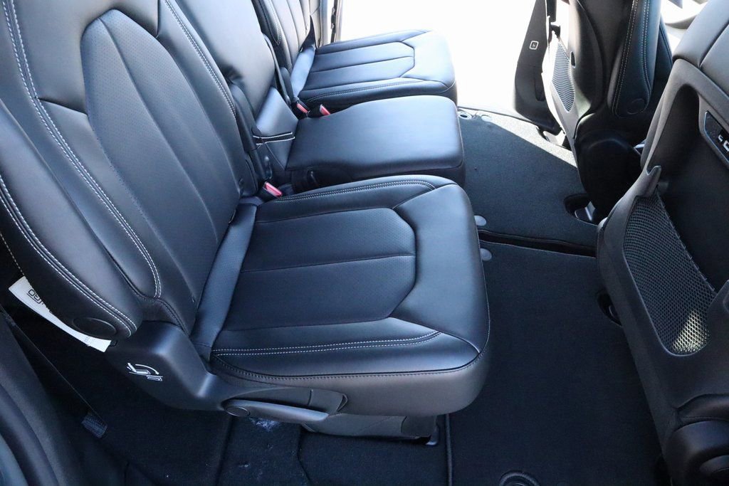New 2026 Chrysler Pacifica Select FWD image 14