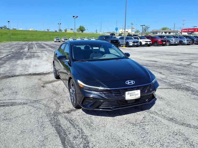 Used 2025 Hyundai Elantra SEL FWD image 4