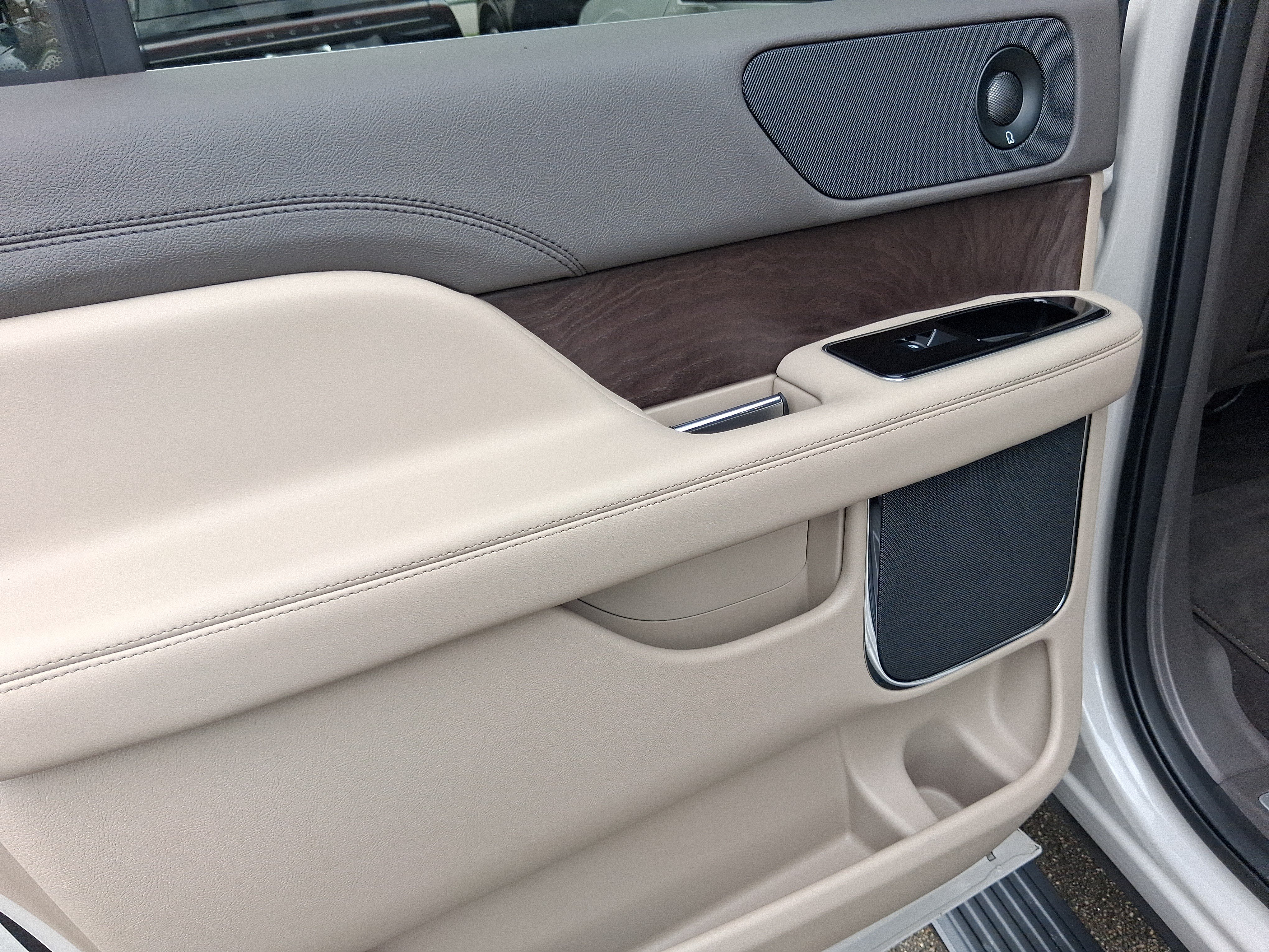 Used 2023 Lincoln Navigator L Reserve RWD image 9