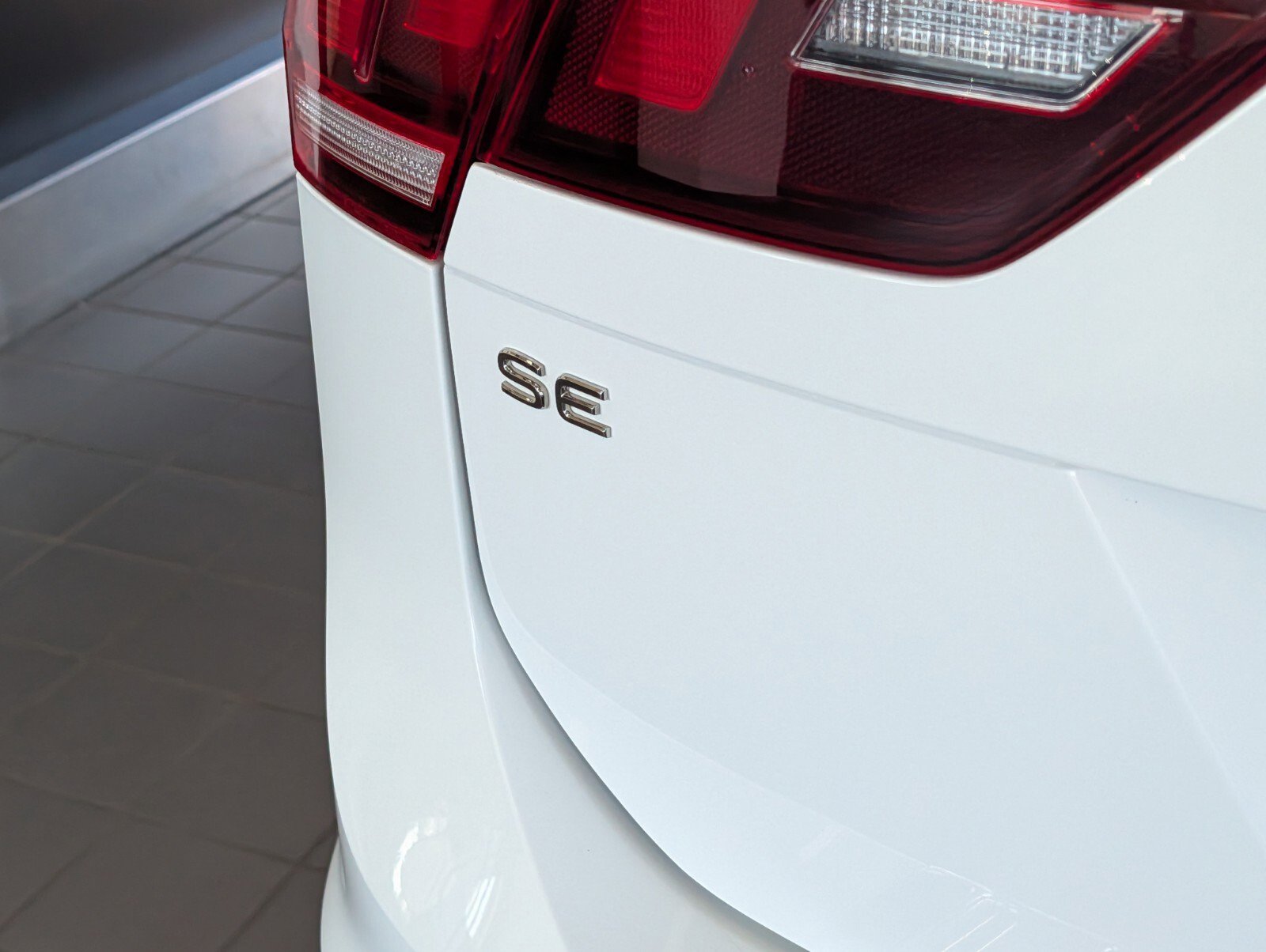 Used 2022 Volkswagen Tiguan SE R-Line image 5