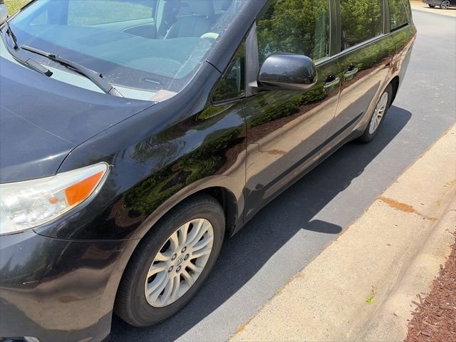 Used 2014 Toyota Sienna XLE w/ XLE Premium Package image 9