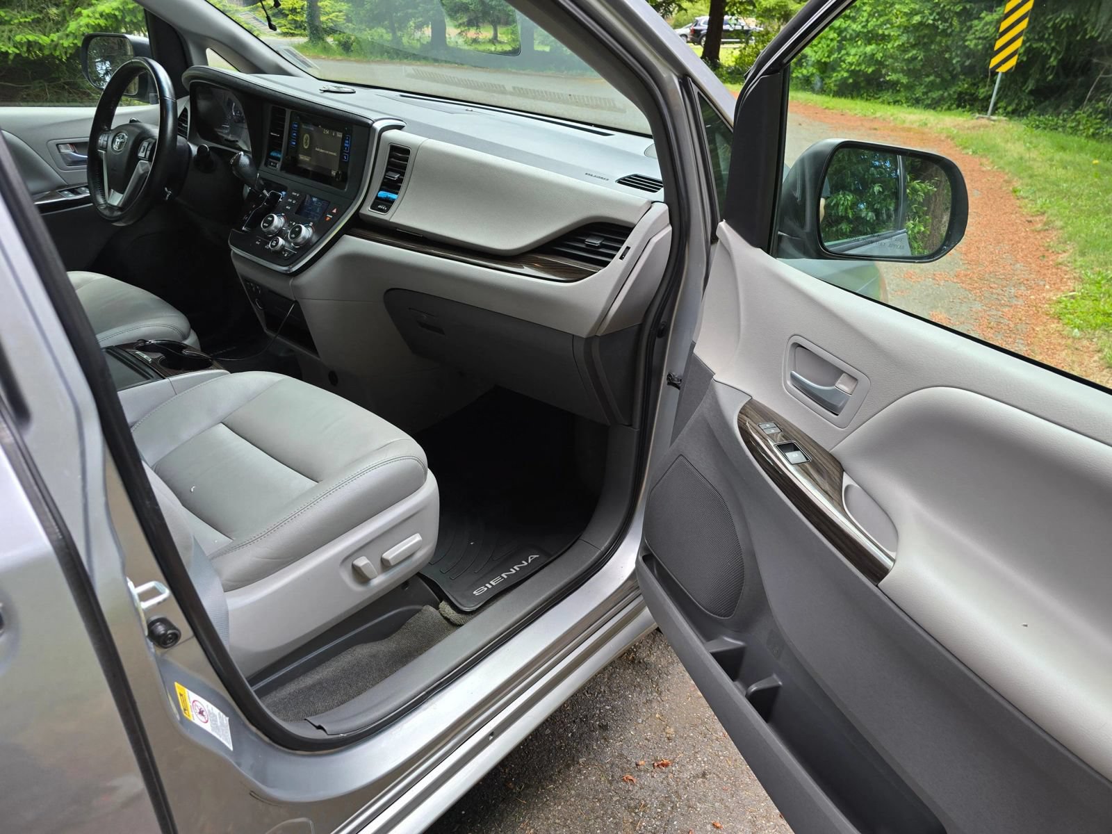 Used 2015 Toyota Sienna XLE w/ XLE Navigation Package FWD image 13