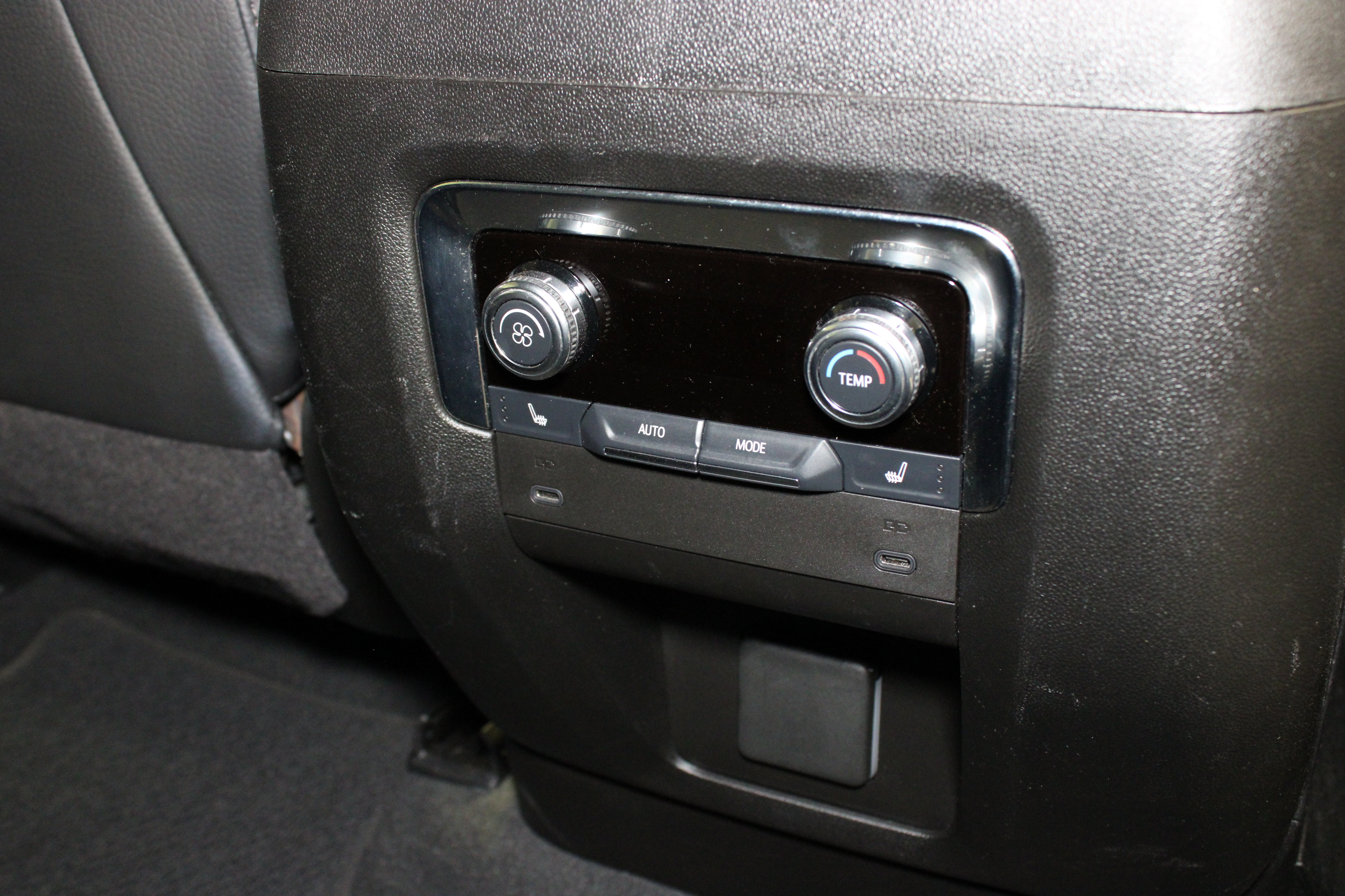 Used 2025 GMC Yukon Denali AWD/4WD image 18