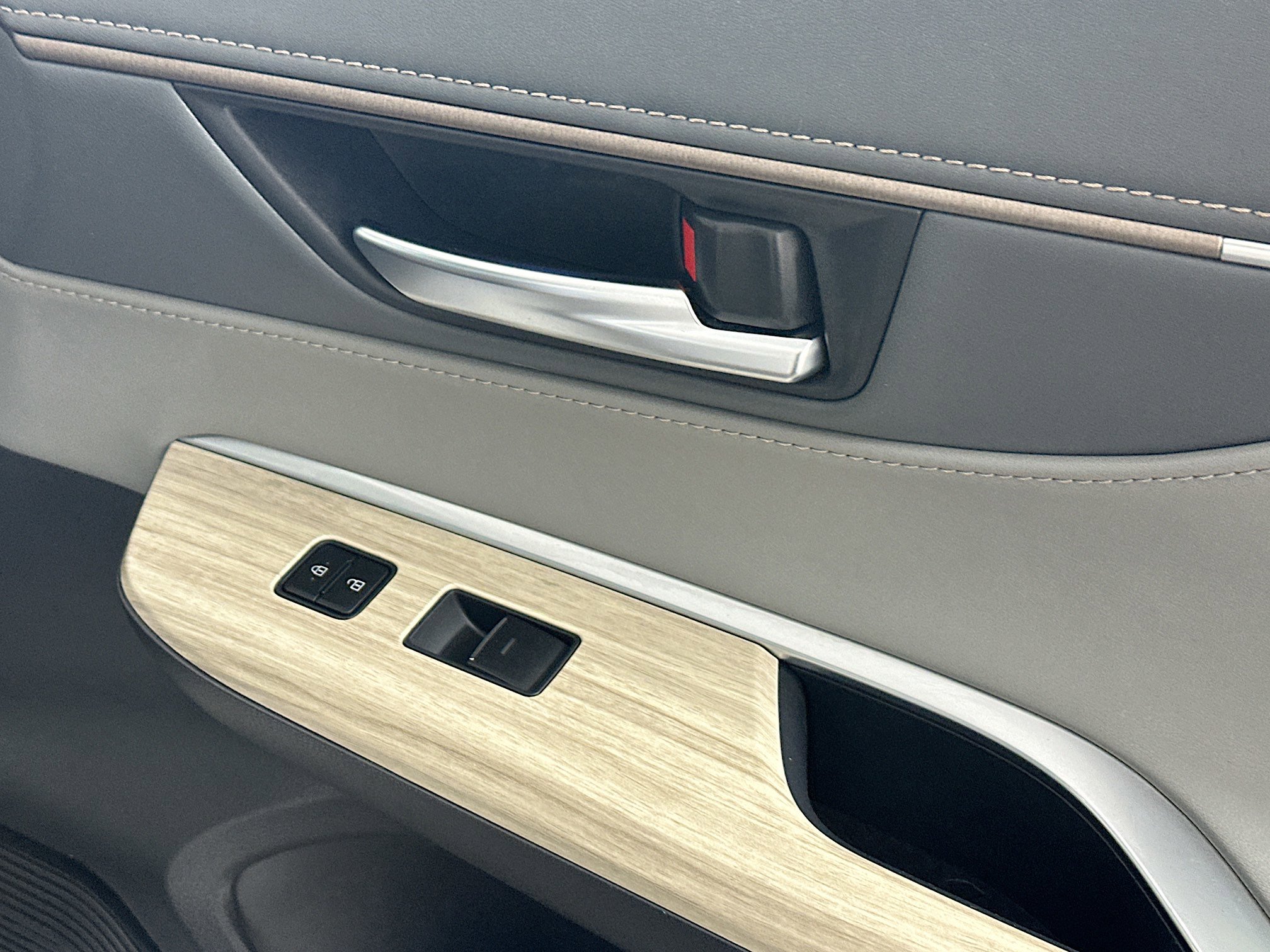 Used 2023 Toyota Venza LE image 29