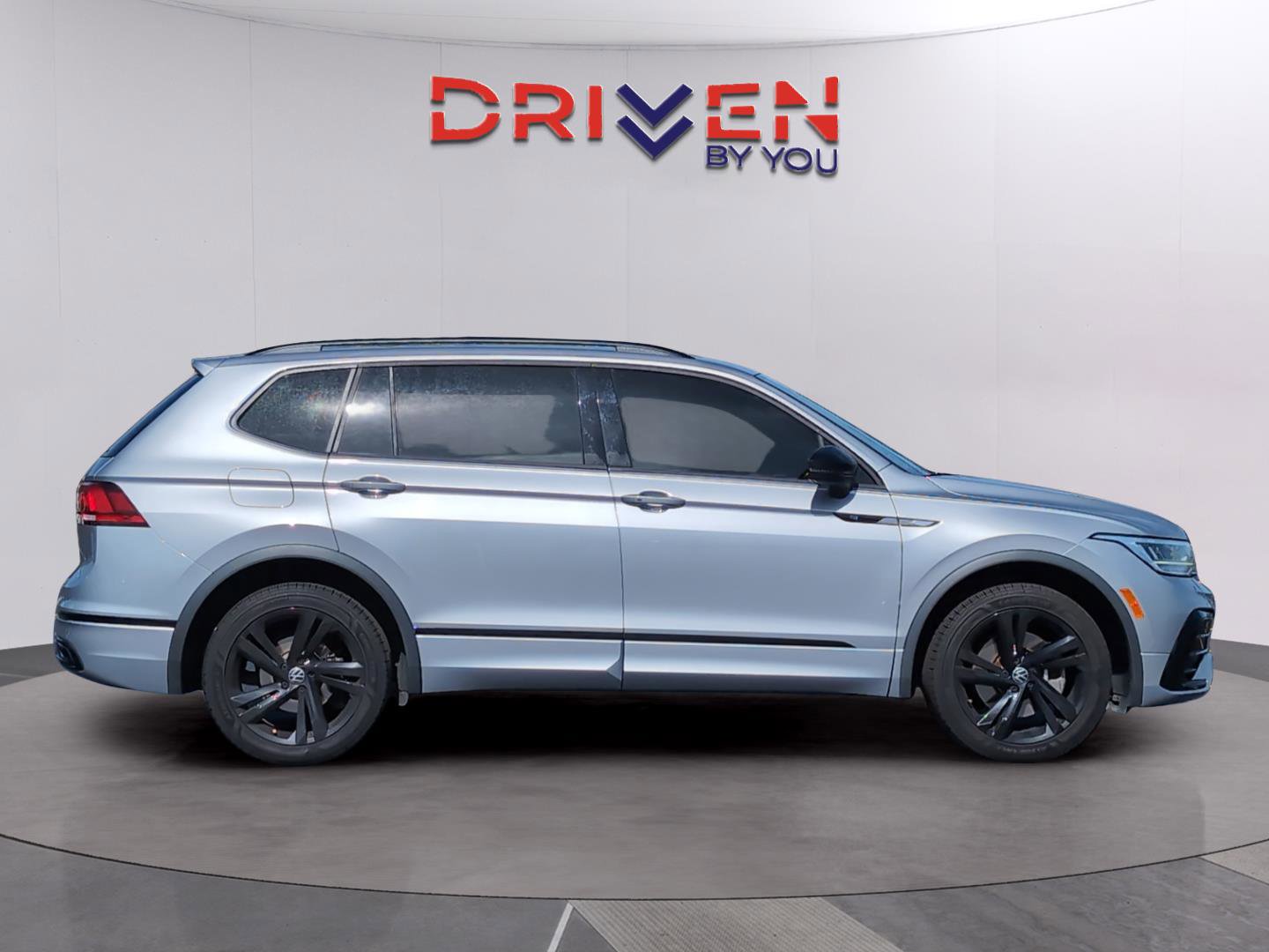 Used 2023 Volkswagen Tiguan SE R-Line image 6