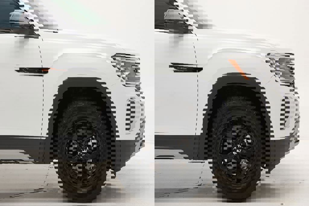 Used 2025 Volkswagen Atlas Peak Edition SE image 4