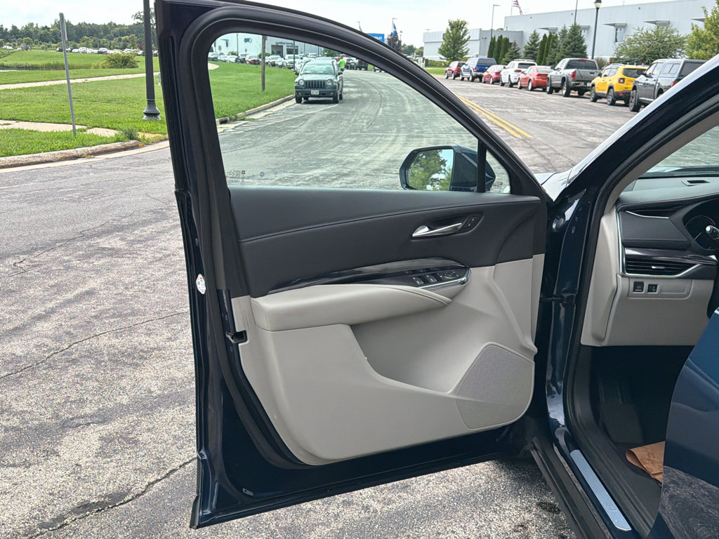 Used 2021 Cadillac XT4 Luxury w/ Cold Weather Package AWD/4WD image 10