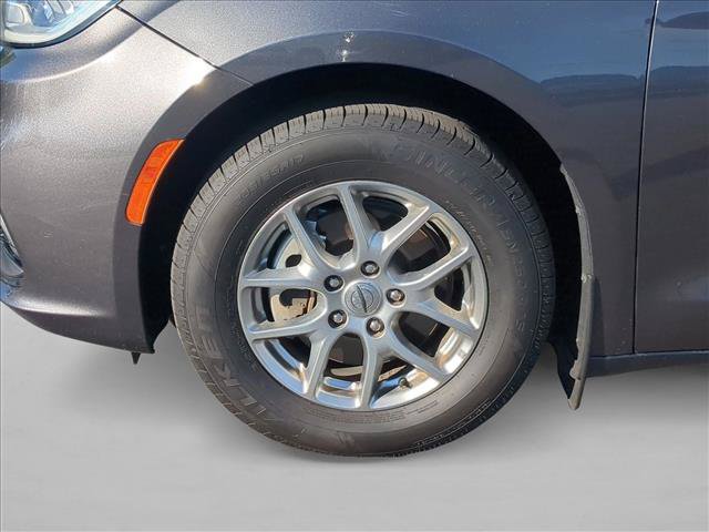 Used 2021 Chrysler Pacifica Touring FWD image 23