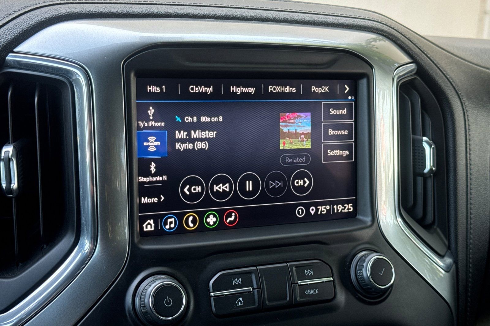 Used 2020 Chevrolet Silverado 1500 RST AWD/4WD image 17