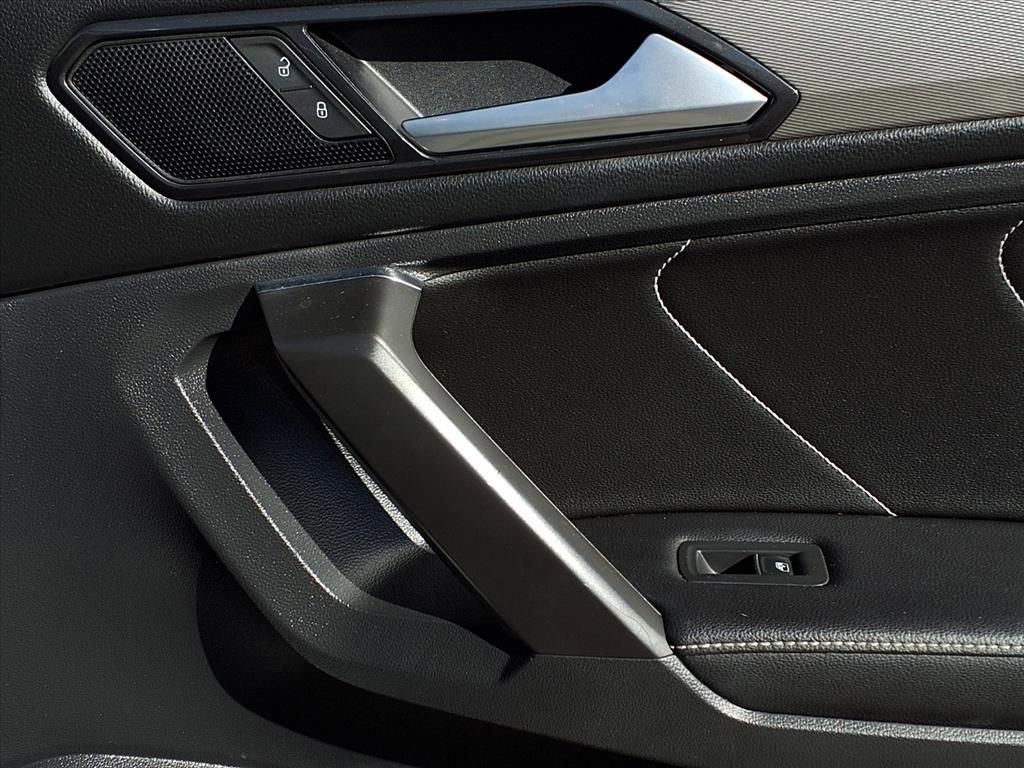 Used 2022 Volkswagen Tiguan SE R-Line image 24