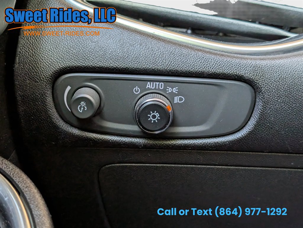 Used 2017 Chevrolet Malibu LT FWD image 18