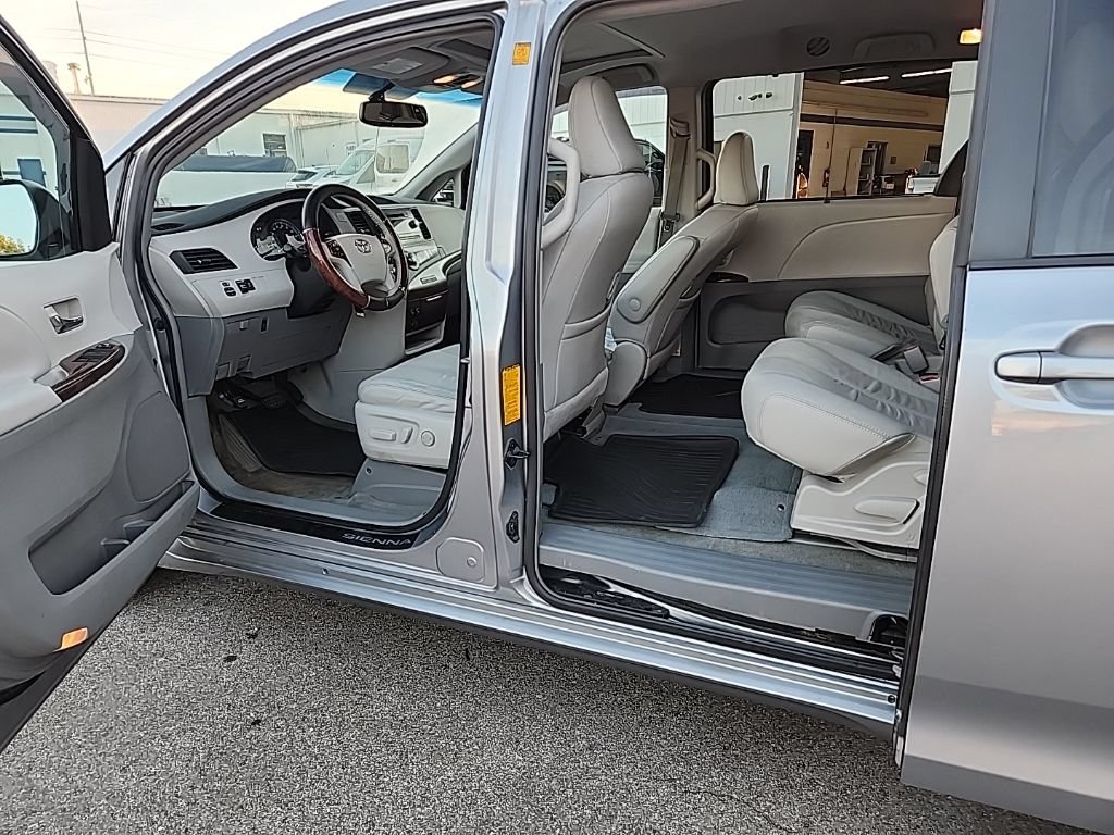 Used 2011 Toyota Sienna XLE FWD image 10