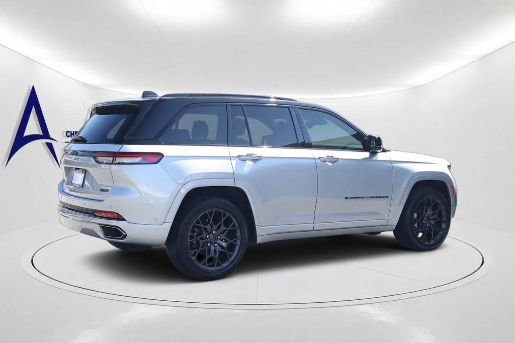 Used 2025 Jeep Grand Cherokee Summit w/ Obsidian Package AWD/4WD image 4