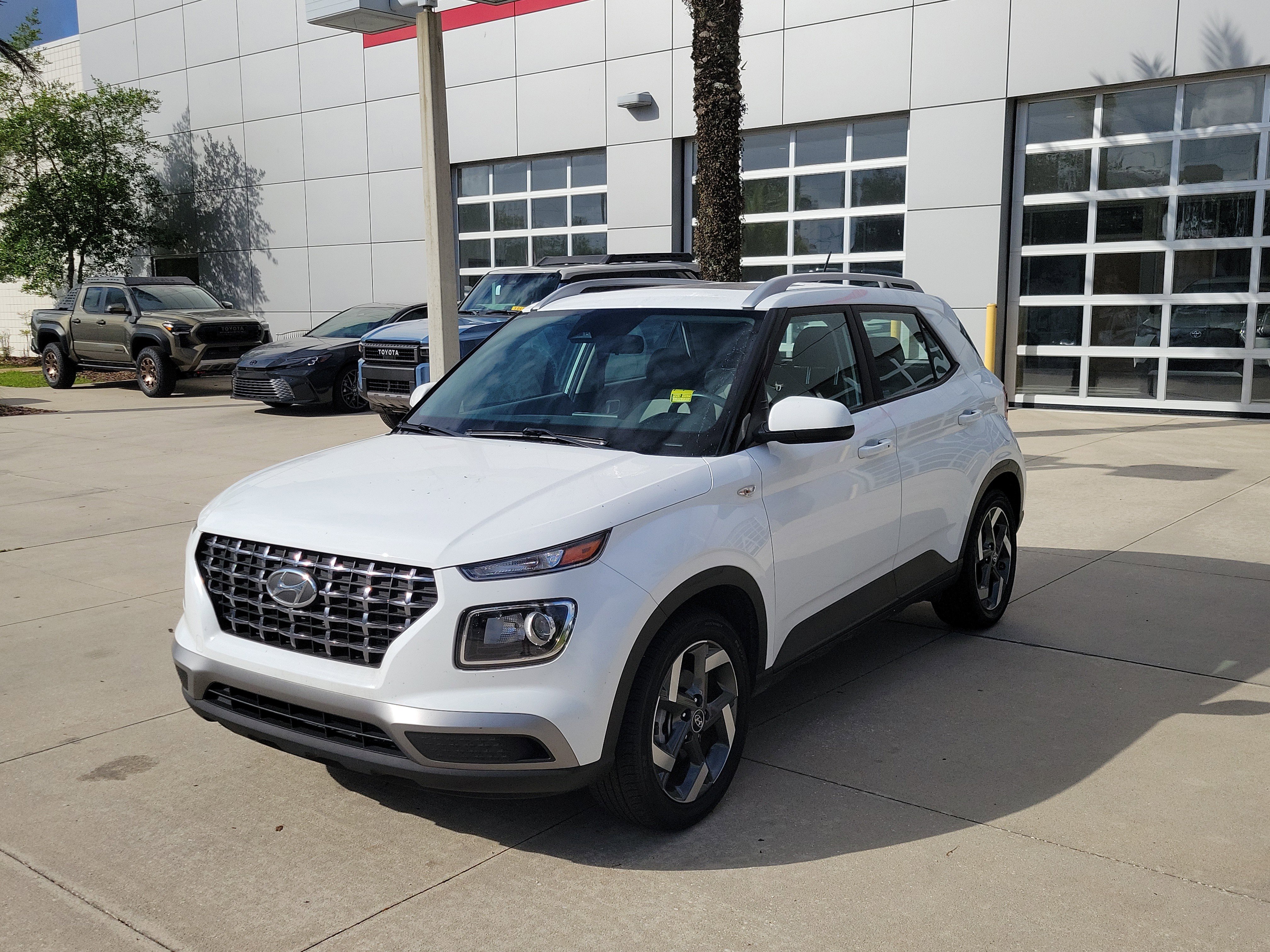 Used 2024 Hyundai Venue SEL FWD image 1