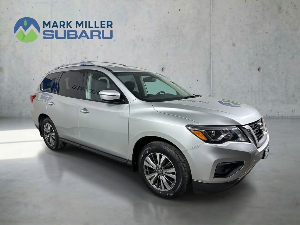 Used 2017 Nissan Pathfinder SV image 1