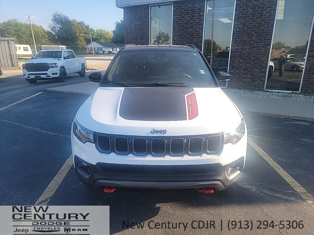 Used 2023 Jeep Compass Trailhawk AWD/4WD image 2