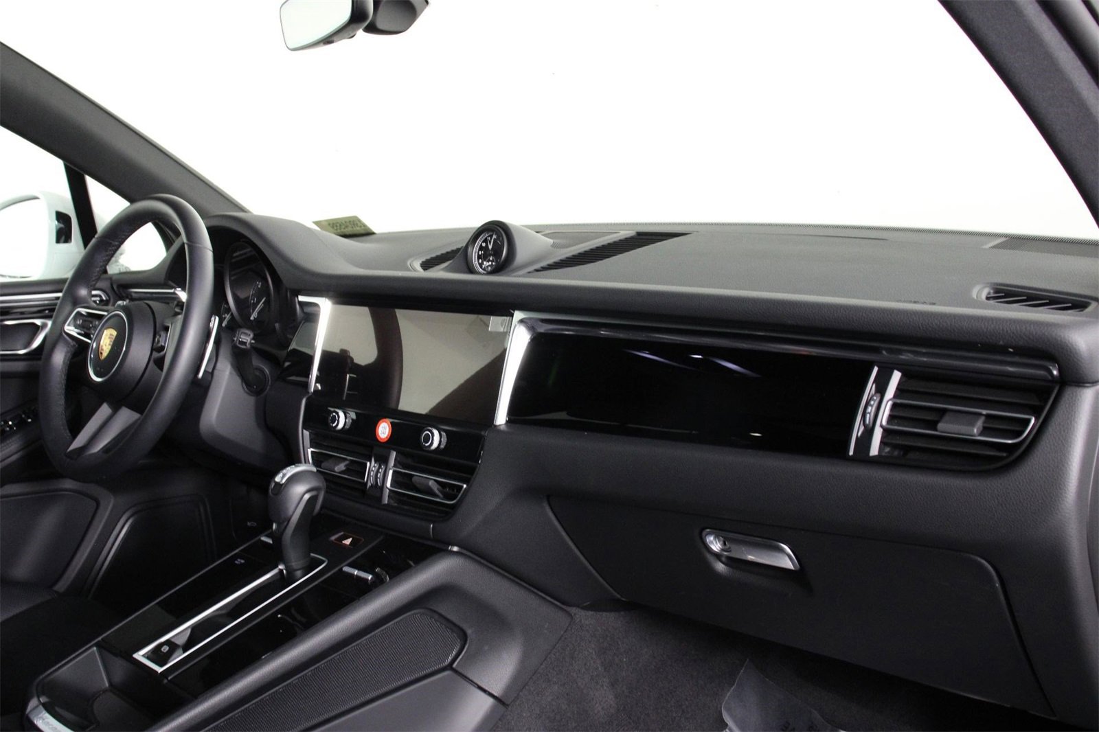 Used 2025 Porsche Macan image 24