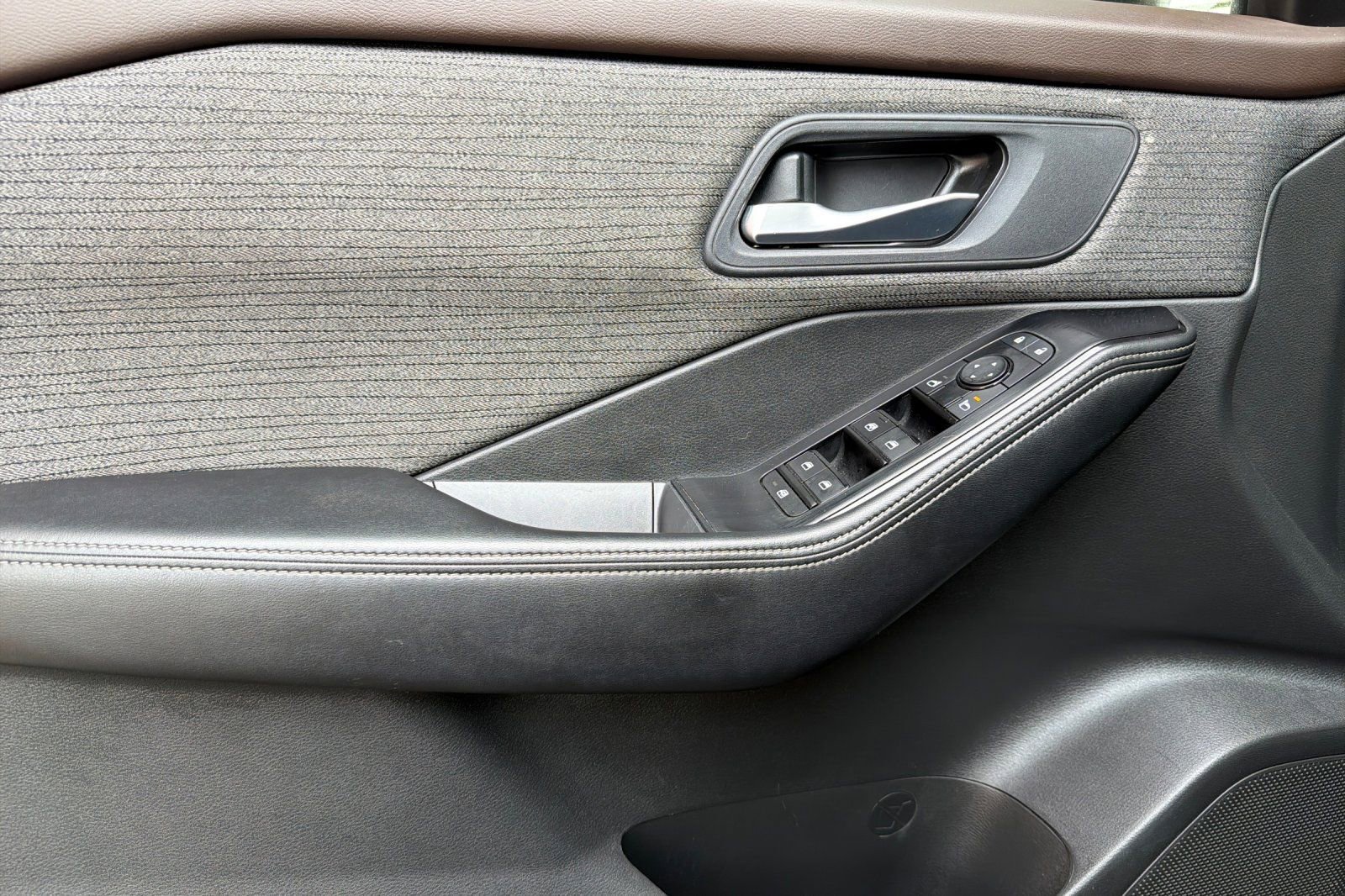 Used 2023 Nissan Rogue SV image 11