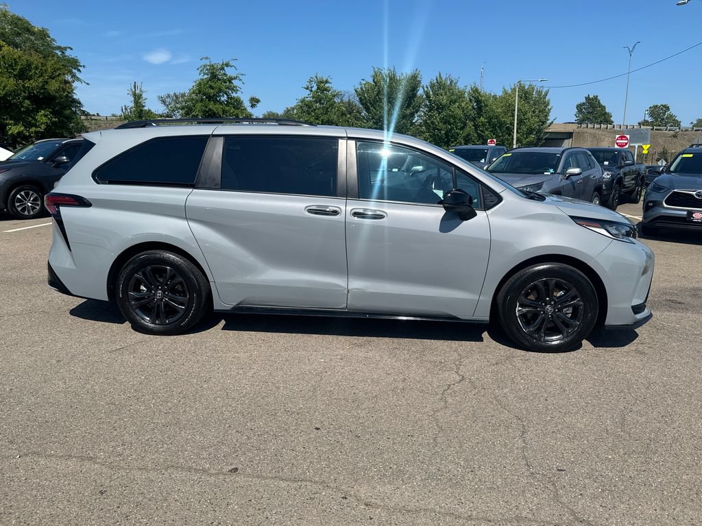Used 2026 Toyota Sienna XSE AWD/4WD image 11