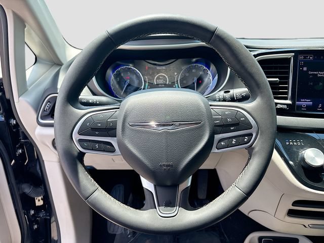 Used 2023 Chrysler Pacifica Touring-L FWD image 12