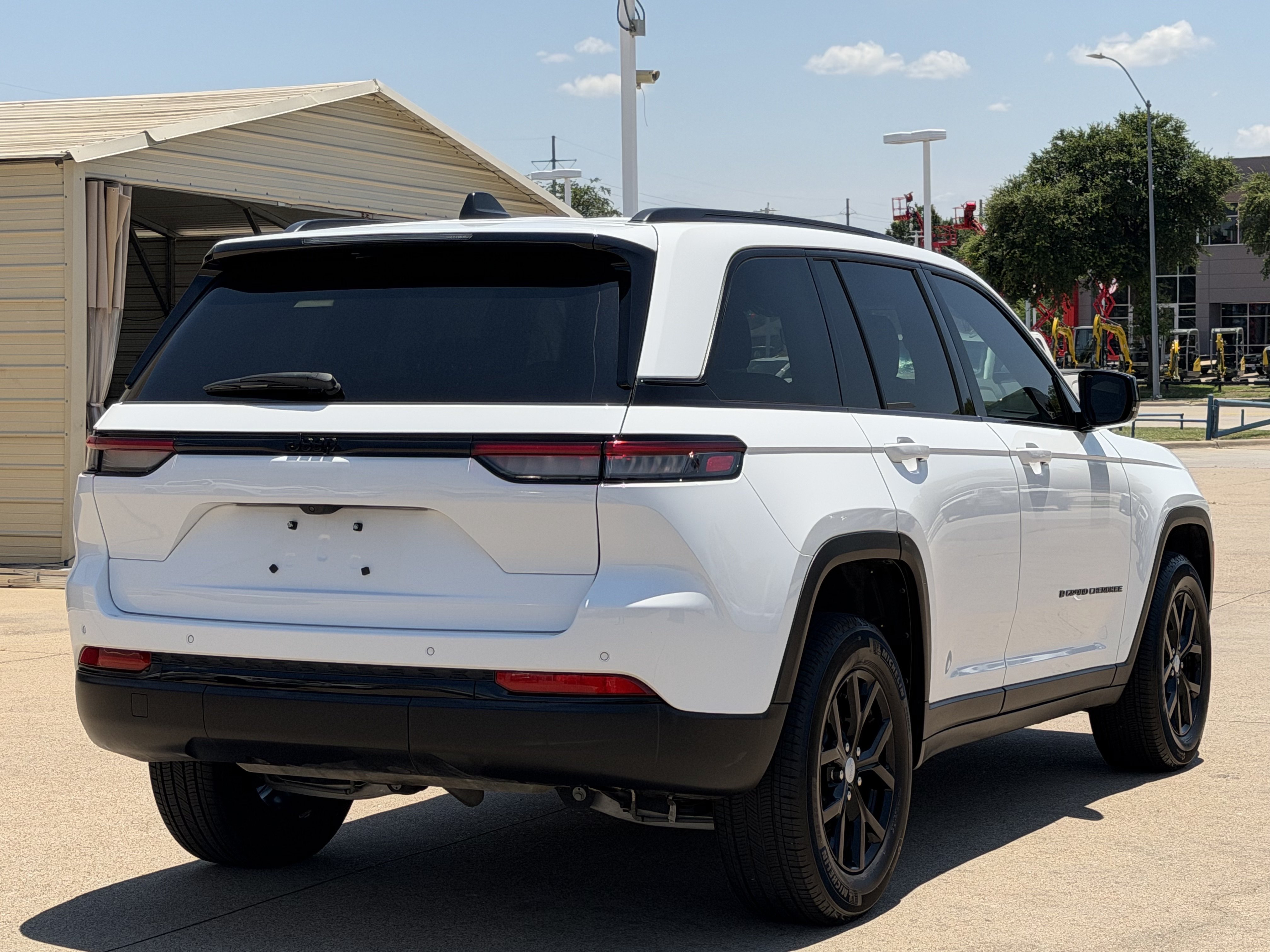 Used 2025 Jeep Grand Cherokee Altitude RWD image 7